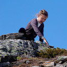 Prinsesse Ingrid Alexandra bygger varde på toppen av Litlefjell (Foto: Stian Lysberg Solum / NTB scanpix)